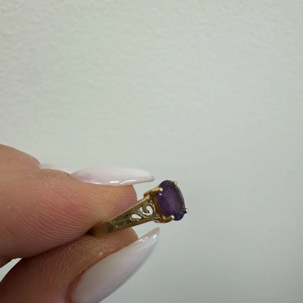 14K yellow gold and amethyst estate sale find filigree dainty size 4.5 ring 1.5g